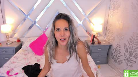 Snapshot of laurafarrely chatting on 12-03-24, 04:39 Laura online show from 12-03-24, 04:39