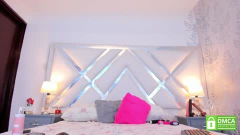 Snapshot of laurafarrely chatting on 12-05-24, 12:44 Laura online show from 12-05-24, 12:44