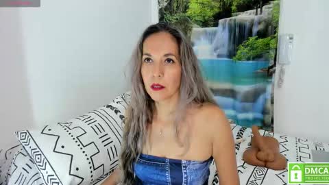 Snapshot of laurafarrely chatting on 01-11-26, 07:24 Laura online show from 01-11-26, 07:24