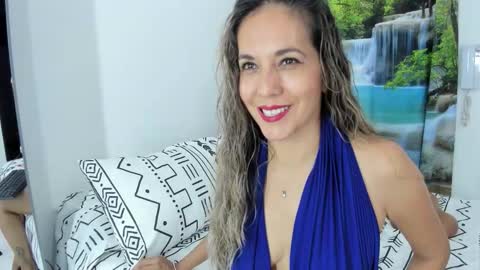 Snapshot of laurafarrely chatting on 01-19-26, 08:51 Laura online show from 01-19-26, 08:51