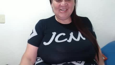 Snapshot of laurahotxx chatting on 11-12-25, 04:07 LAURA online show from 11-12-25, 04:07