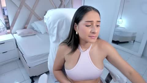 Snapshot of lauraklark chatting on 10-30-25, 01:45 laura online show from 10-30-25, 01:45