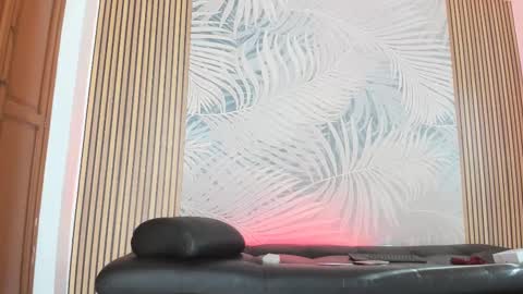 Laura online show from 02-09-25, 01:14