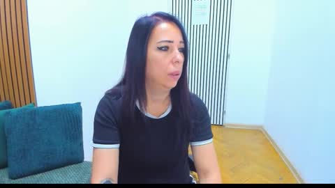 Laura online show from 09-28-25, 03:23