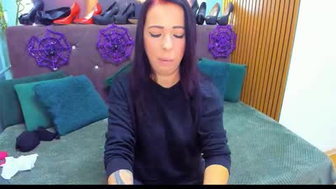 Laura online show from 10-27-25, 04:49