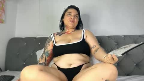 Snapshot of laurenchubby chatting on 05-11-26, 01:17 LAUREN online show from 05-11-26, 01:17