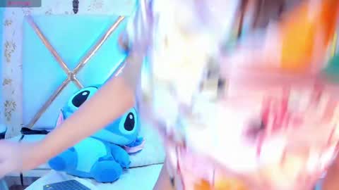 Snapshot of laurenhu chatting on 02-23-25, 05:45 Lauren Hu online show from 02-23-25, 05:45