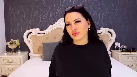 Snapshot of laurenjenssen chatting on 10-05-25, 06:01 Laura online show from 10-05-25, 06:01