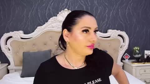 Laura online show from 05-05-26, 02:25