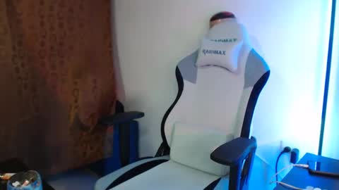 Snapshot of laurenphillipsx chatting on 12-11-24, 01:26 Lauren online show from 12-11-24, 01:26