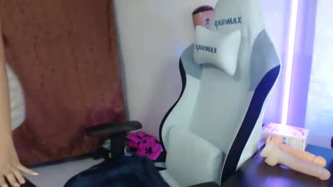 Snapshot of laurenphillipsx chatting on 01-15-25, 03:18 Lauren online show from 01-15-25, 03:18