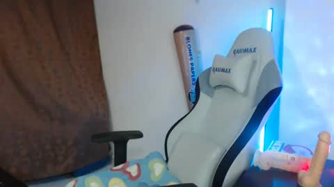 Snapshot of laurenphillipsx chatting on 02-04-25, 12:40 Lauren online show from 02-04-25, 12:40