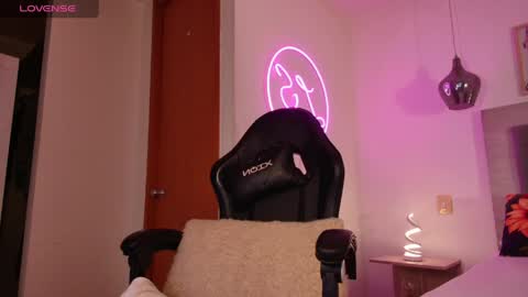 Lauren Saenz online show from 04-18-26, 12:09