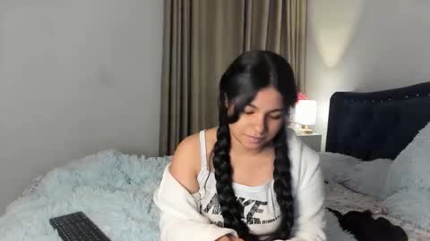 Snapshot of laurent_jones chatting on 05-12-26, 10:23 daniela angel online show from 05-12-26, 10:23