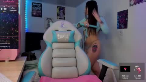 Snapshot of lauryn_muller_ chatting on 01-19-25, 07:36 Lau online show from 01-19-25, 07:36