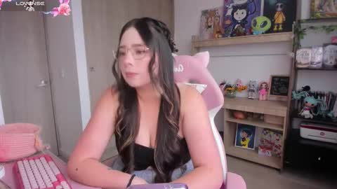 Snapshot of lauu_r chatting on 03-18-26, 08:56 online show from 03-18-26, 08:56