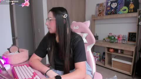 Snapshot of lauu_r chatting on 04-14-26, 06:47 online show from 04-14-26, 06:47