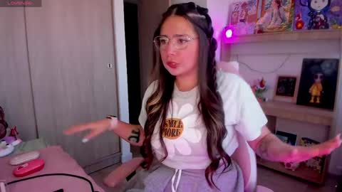 Snapshot of lauu_r chatting on 05-06-26, 10:48 online show from 05-06-26, 10:48