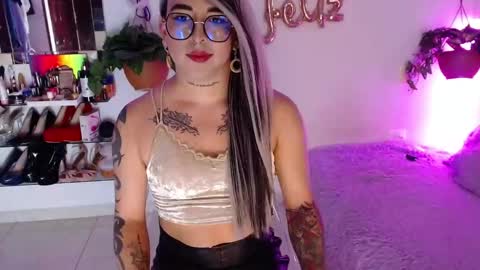 Snapshot of laveneno_ortiz07 chatting on 10-10-25, 11:48 Cristina online show from 10-10-25, 11:48