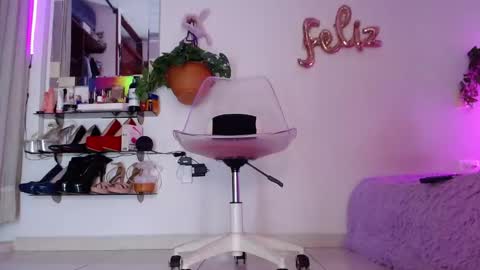 Snapshot of laveneno_ortiz07 chatting on 10-12-25, 12:09 Cristina online show from 10-12-25, 12:09