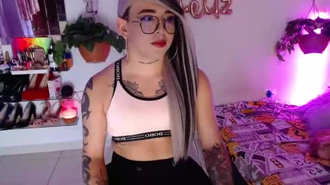 Snapshot of laveneno_ortiz07 chatting on 11-18-25, 12:05 Cristina online show from 11-18-25, 12:05