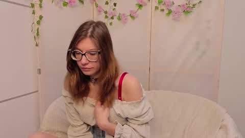 Snapshot of laveniadevoss chatting on 12-05-25, 06:33 Gloria online show from 12-05-25, 06:33