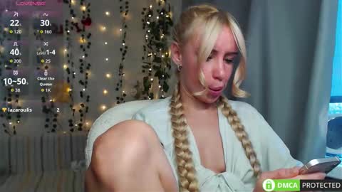 Snapshot of lavinell chatting on 10-17-25, 12:52 Mia online show from 10-17-25, 12:52