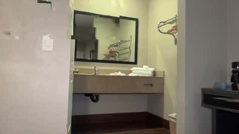 layla online show from 10-25-25, 08:00