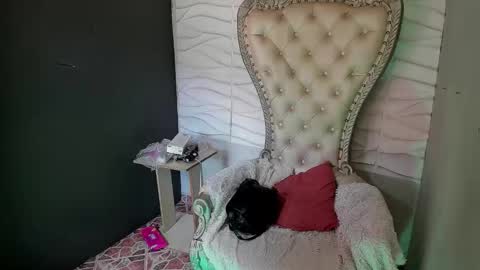 Layla online show from 03-19-26, 06:12