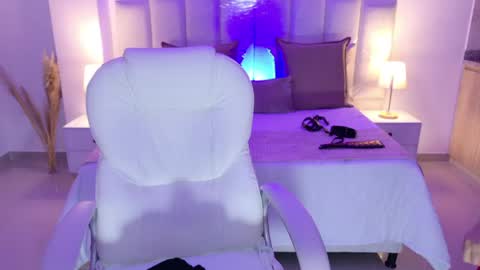 Layla Breezee online show from 04-15-26, 12:01