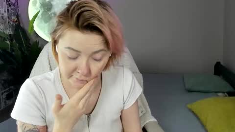 Layla online show from 11-20-25, 06:46