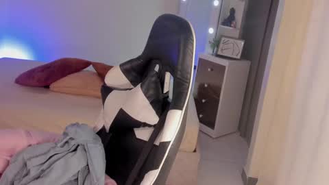 Snapshot of leahaltomm chatting on 02-18-25, 09:42 leahaltomm online show from 02-18-25, 09:42