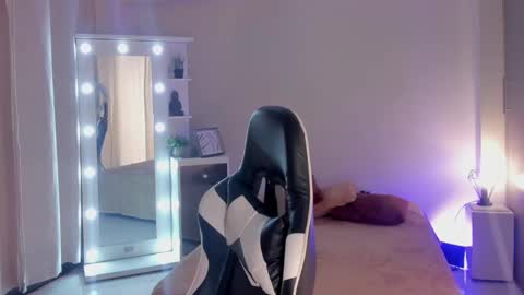 Snapshot of leahaltomm chatting on 03-09-25, 06:32 leahaltomm online show from 03-09-25, 06:32