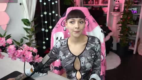 Leah online show from 01-31-25, 04:27