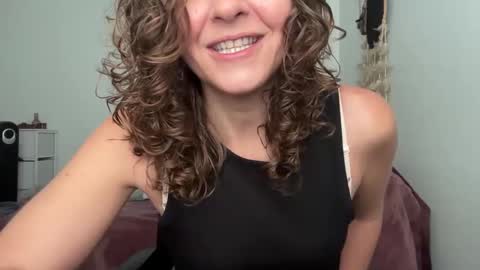 Snapshot of leahsparkles chatting on 09-16-25, 01:01 Leah Sparkles online show from 09-16-25, 01:01