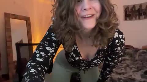 Snapshot of leahsparkles chatting on 10-28-25, 08:11 Leah Sparkles online show from 10-28-25, 08:11