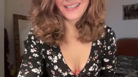 Snapshot of leahsparkles chatting on 11-30-25, 01:15 Leah Sparkles online show from 11-30-25, 01:15