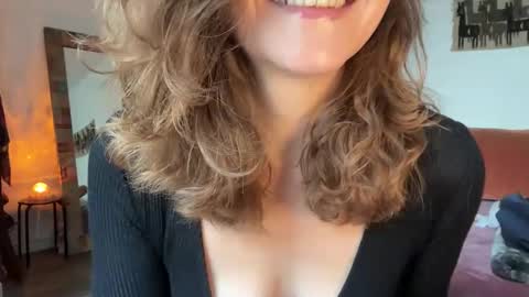 Snapshot of leahsparkles chatting on 12-01-25, 02:22 Leah Sparkles online show from 12-01-25, 02:22