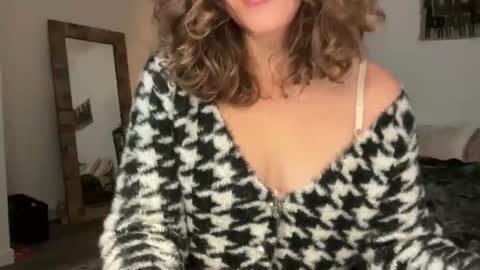 Snapshot of leahsparkles chatting on 12-05-25, 03:41 Leah Sparkles online show from 12-05-25, 03:41