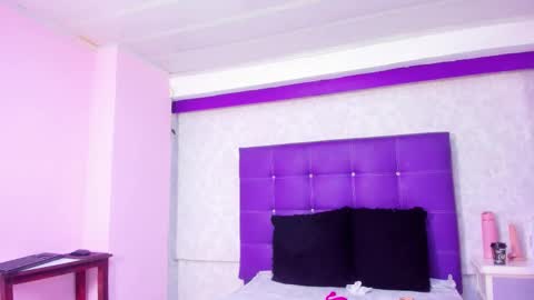 leamoreau__ online show from 11-25-25, 11:43