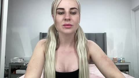 Snapshot of leannaxox chatting on 03-10-25, 07:42 Leanna online show from 03-10-25, 07:42