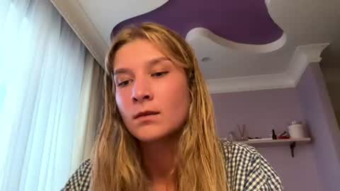 Snapshot of leantraugh chatting on 06-17-26, 04:52 Taya online show from 06-17-26, 04:52