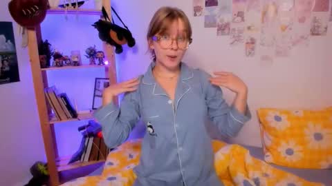 Snapshot of leazy_peasy chatting on 09-22-25, 08:11 Ellie online show from 09-22-25, 08:11