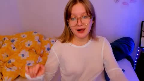 Snapshot of leazy_peasy chatting on 10-04-25, 07:23 Ellie online show from 10-04-25, 07:23