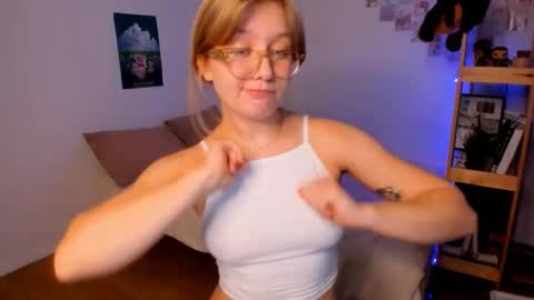 Snapshot of leazy_peasy chatting on 10-20-25, 06:14 Ellie online show from 10-20-25, 06:14