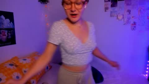 Snapshot of leazy_peasy chatting on 11-16-25, 05:24 Ellie online show from 11-16-25, 05:24