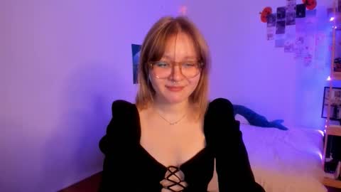 Snapshot of leazy_peasy chatting on 11-19-25, 04:01 Ellie online show from 11-19-25, 04:01