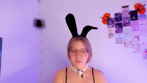 Snapshot of leazy_peasy chatting on 12-04-25, 04:22 Ellie online show from 12-04-25, 04:22