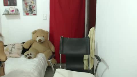 Snapshot of leche2023 chatting on 10-21-25, 05:57 My love online show from 10-21-25, 05:57