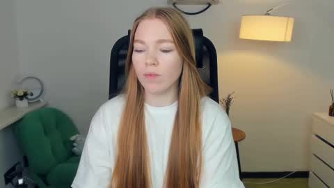 Snapshot of ledacopus chatting on 11-23-25, 09:36 Lilly online show from 11-23-25, 09:36